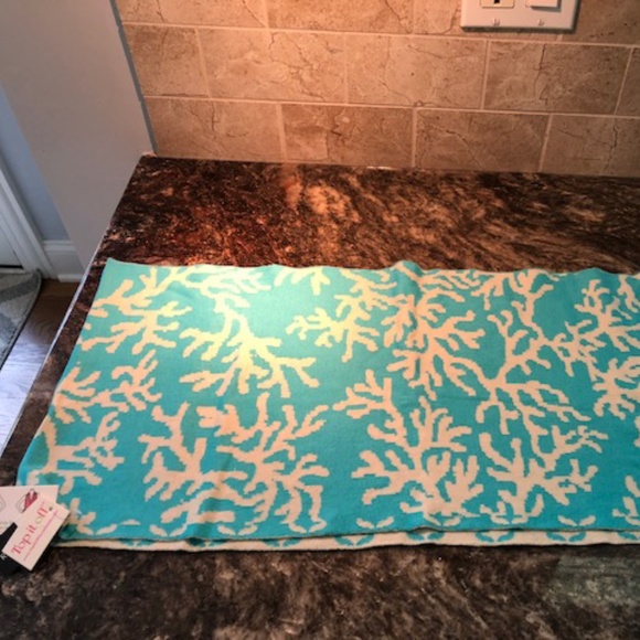 NWT-Aqua & Cream Pattern Reversible Infinity Scarf Pattern Medium Weight - Picture 1 of 3